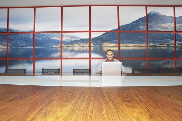 Uomo d'affari che utilizza laptop — Foto Stock