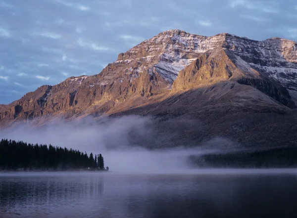 Luce del sole sulla montagna innevata — Foto Stock