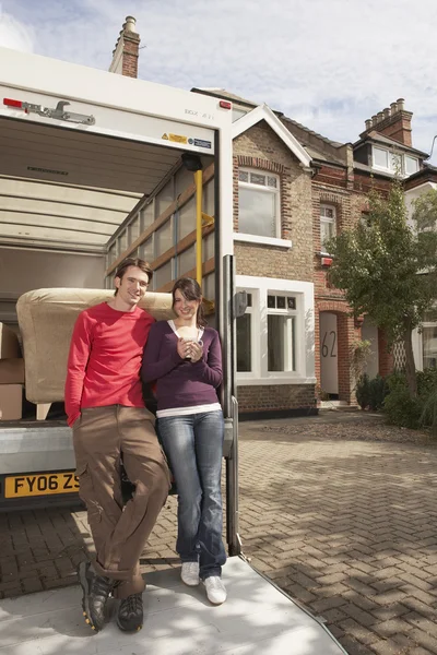 Staande van moving van (echt) paar — Stockfoto