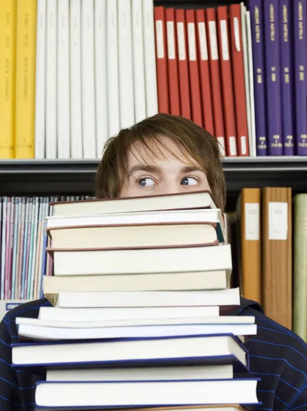 Estudante carregando livros — Fotografia de Stock