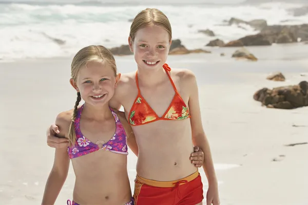 Девушки позируют на пляже — стоковое фото