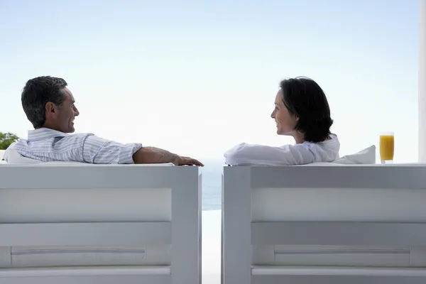 ビーチに座ってカップル — ストック写真