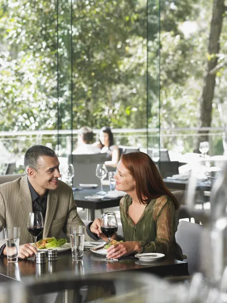 Pareja hablando sobre el vino en el bar — Foto de Stock