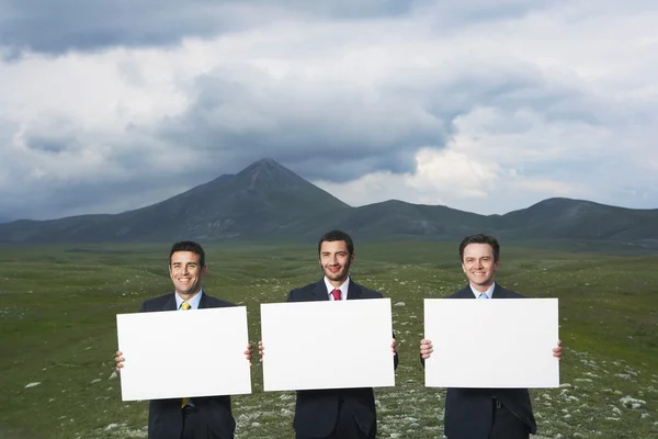 Empresários segurando sinais em branco — Fotografia de Stock