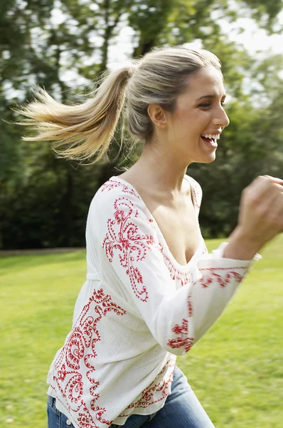 Jeune femme courir en plein air — Photo