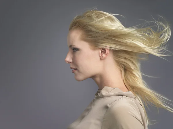 Mulher de frente para o vento — Fotografia de Stock