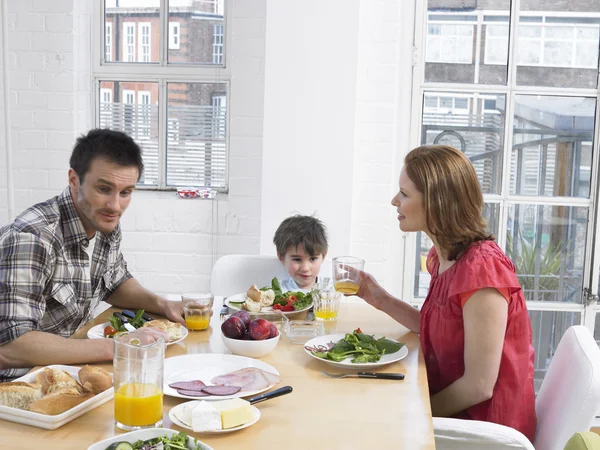 Familie beim Mittagessen — Stockfoto