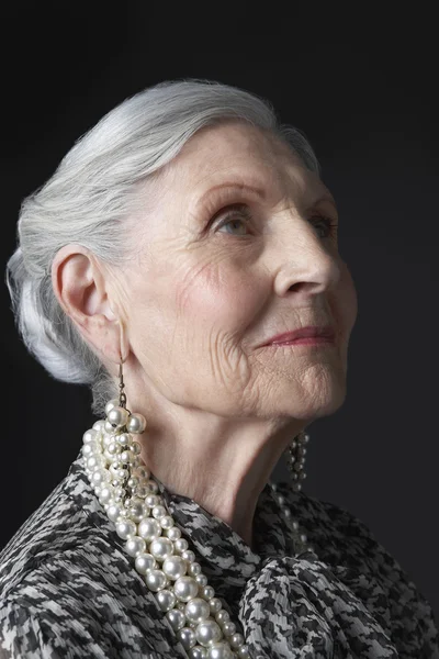 Donna anziana guardando in alto — Foto Stock