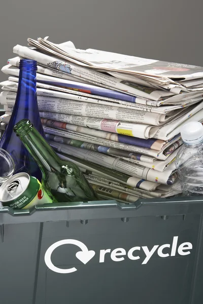 Caixote de reciclagem cheio de resíduos de papel e garrafas — Fotografia de Stock