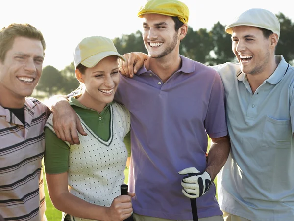 Jovens golfistas em campo de golfe — Fotografia de Stock