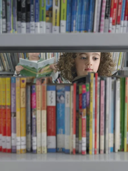 Girl selecting books — Stock Photo, Image