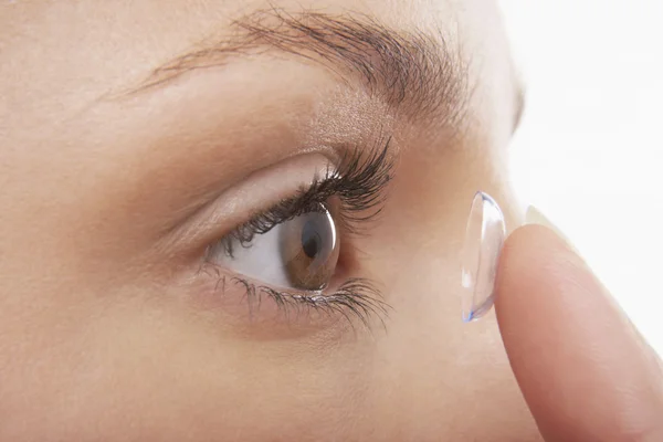 Young Woman Putting in Contact Lens — Stock Photo, Image