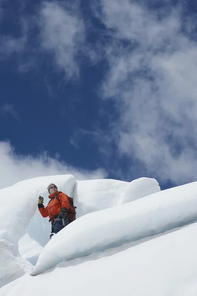 Wanderer steht auf Gletscher — Stockfoto