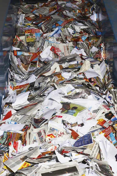 Recyklovaný papír na dopravní pás — Stock fotografie