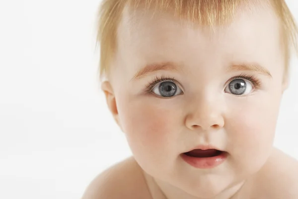 Baby med luddiga hår och öppen mun — Stockfoto