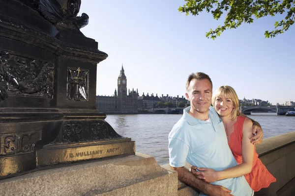 Pareja de vacaciones junto al río Támesis — Foto de Stock