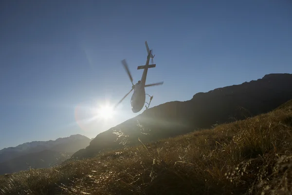 Vrtulník létání nad kopci — Stock fotografie