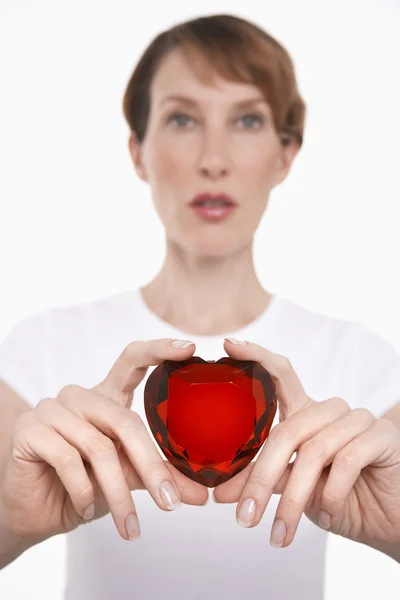 Donna con un gioiello a forma di cuore — Foto Stock