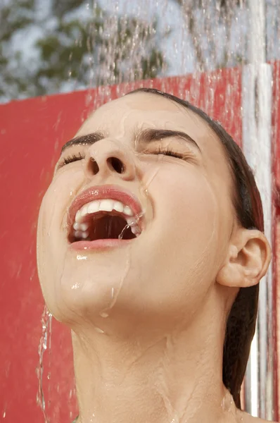 Mulher usando chuveiro — Fotografia de Stock