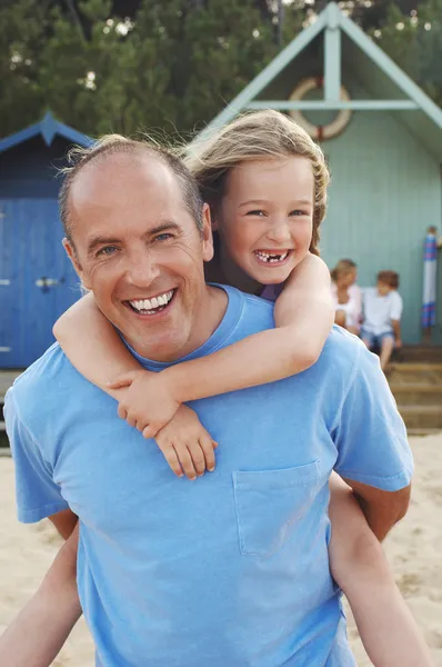 Vader geven dochter piggyback — Stockfoto