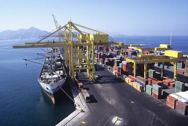 Schip docking op vracht terminal Stockafbeelding