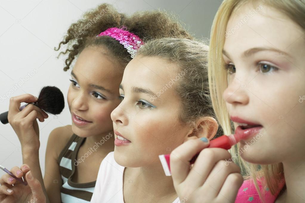 ukuelige Squeak biologi Little Girls applying makeup Stock Photo by ©londondeposit 33832819