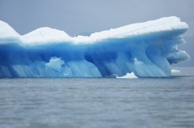 su üzerinde yüzen buzdağı