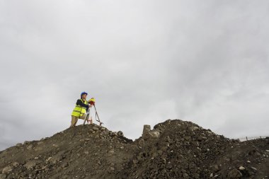 Bölgede theodolite kullanan araştırmacı