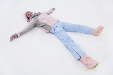 kar üzerinde yatan kadın