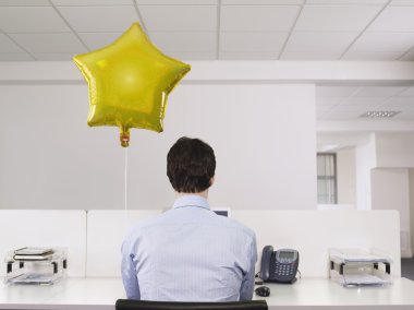 Yalnız office balonunda yanında çalışan adam