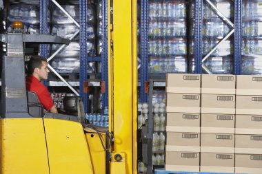 depo işçisi çalışma forklift