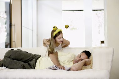 adam kızıyla kanepede uyuklayan