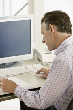 kabinde oturan ofis çalışanı