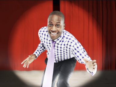 iş adamı öne eğilme önünde kırmızı perdeler