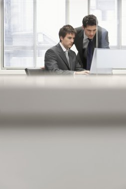 iş dizüstü bilgisayarda gösterilen işadamı