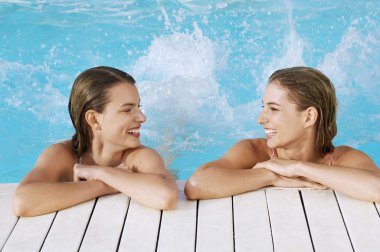 kadın ayakları sıçramasına Havuzu