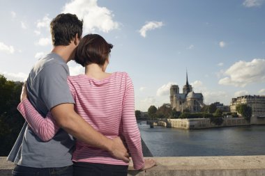 Notre dame önünde kucaklayan Çift