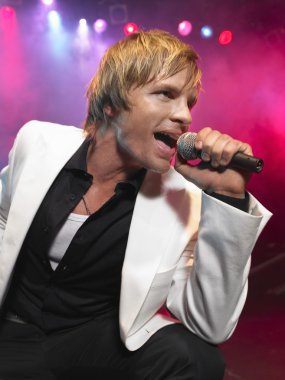 pop şarkıcısı sahnede performans