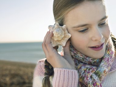 Bir deniz kabuğu dinleme kız