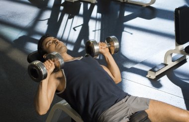 dumbell kullanan adam