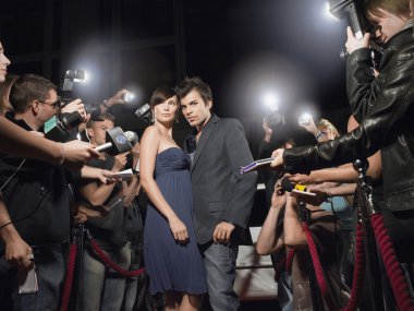 paparazzi tarafından fotoğraflandı edilmektedir Çift
