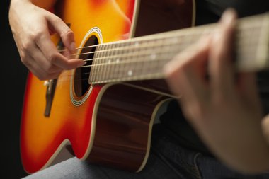 Gitar çalan kadın