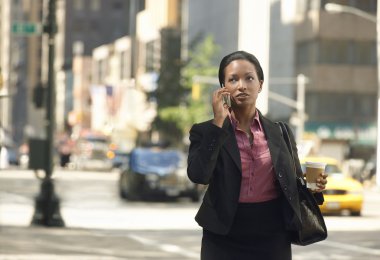 iş kadını sokakta istimal hareket eden telefon