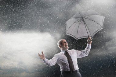 fırtınada gülüyor işadamı