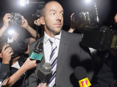 paparazzi tarafından çevrili adam