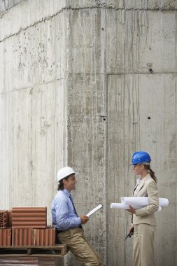 sitede konuşurken mimar ve İnşaat Müdürü