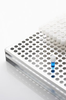 Boş test tüpleri ile mavi tüp