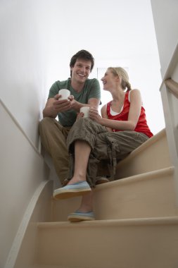 merdiven gülümseyerek oturan Çift