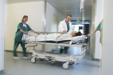 Doktor hastayı sedyeye taşıma