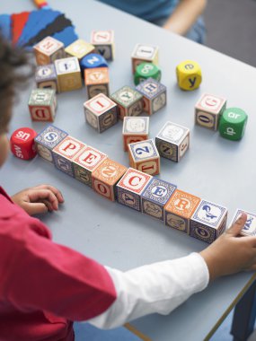 Çocuk alfabesi bloklarla